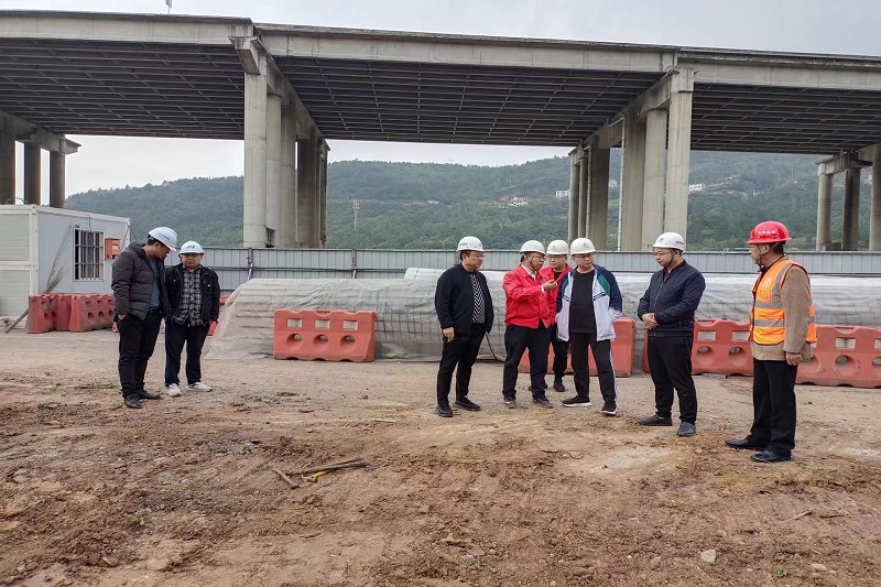 交投集團(tuán)黨委副書記、總經(jīng)理牟春華檢查督導(dǎo)二專線北出口改建項(xiàng)目工作