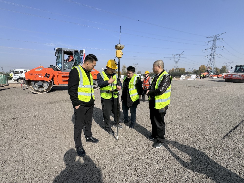 以“智”提“質(zhì)”，創(chuàng)新引領(lǐng)未來｜路橋集團(tuán)赴現(xiàn)場考察拓普康3DmmGPS攤鋪技術(shù)